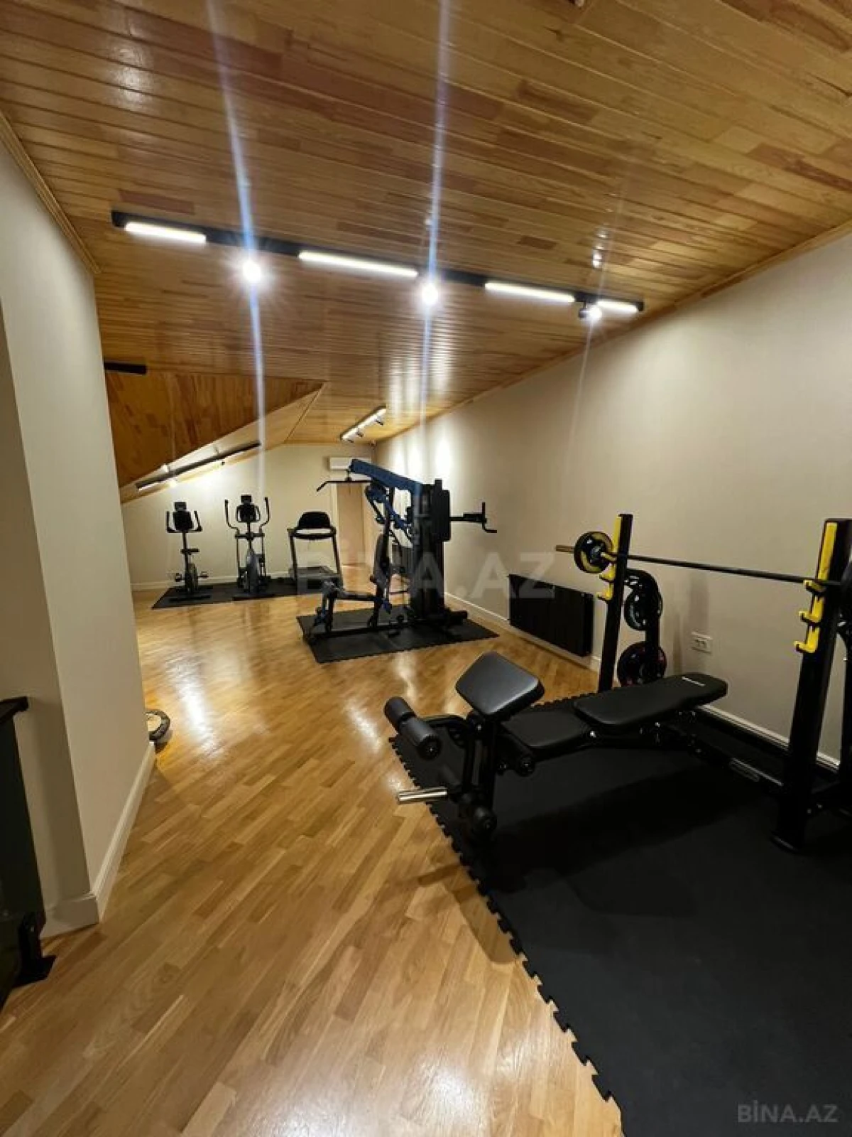 Satılır 8 otaqlı mənzil 533 m²