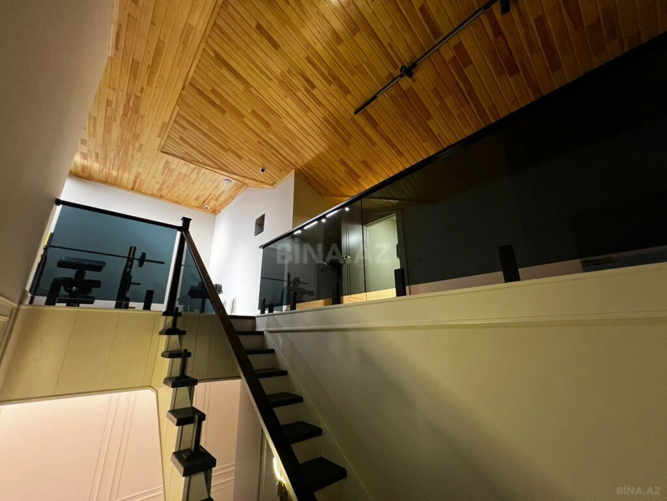 Satılır 8 otaqlı mənzil 533 m²