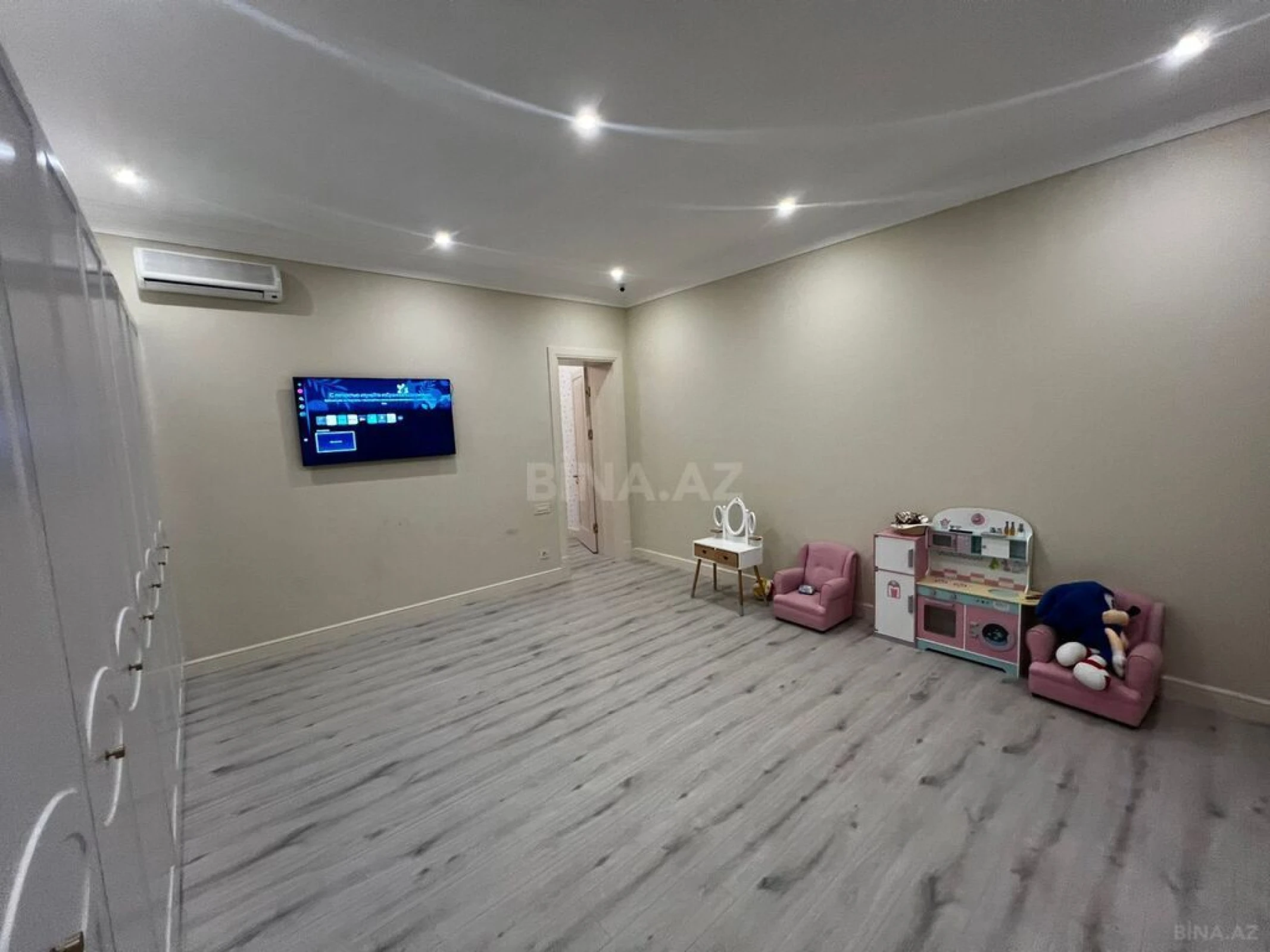 Satılır 8 otaqlı mənzil 533 m²