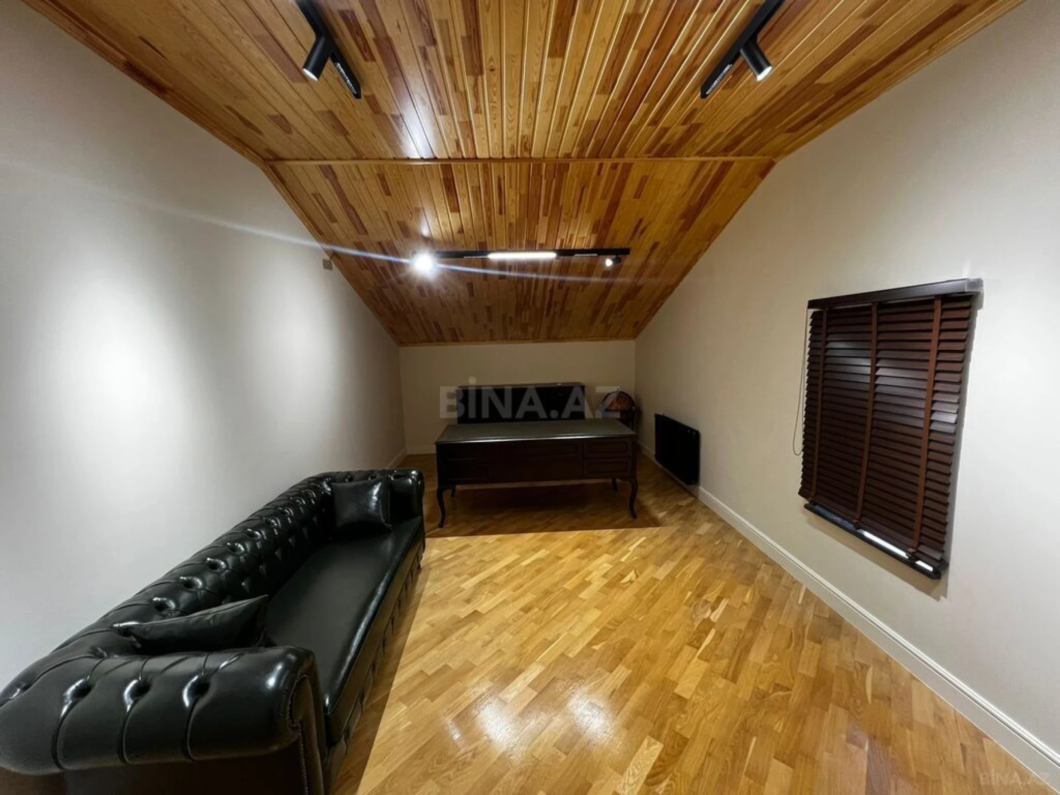 Satılır 8 otaqlı mənzil 533 m²