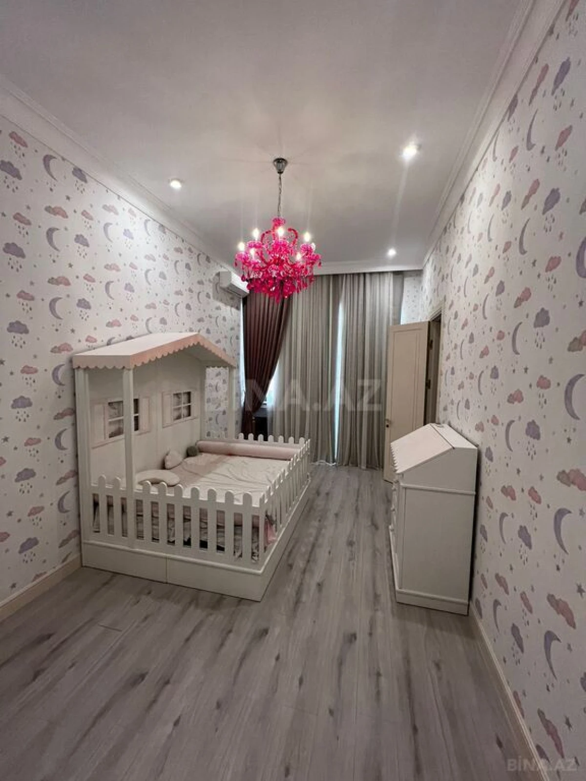 Satılır 8 otaqlı mənzil 533 m²