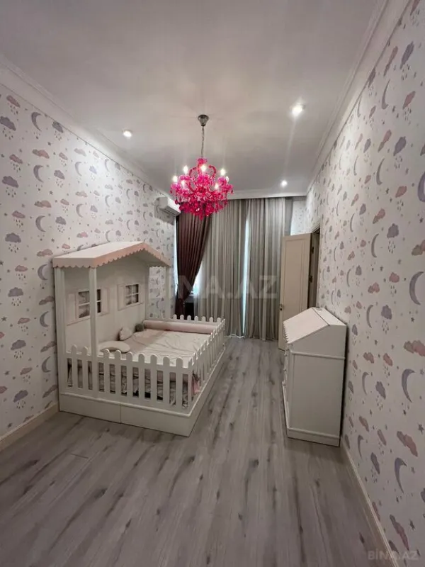 Satılır 8 otaqlı mənzil 533 m²