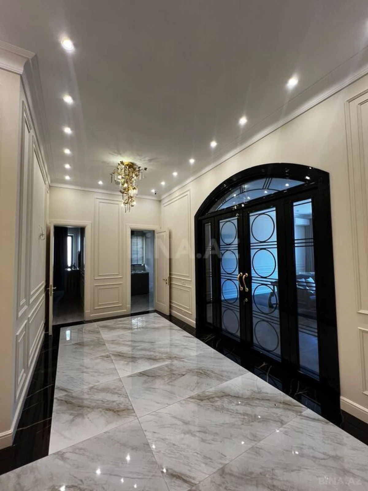 Satılır 8 otaqlı mənzil 533 m²