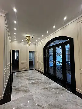 Satılır 8 otaqlı mənzil 533 m²