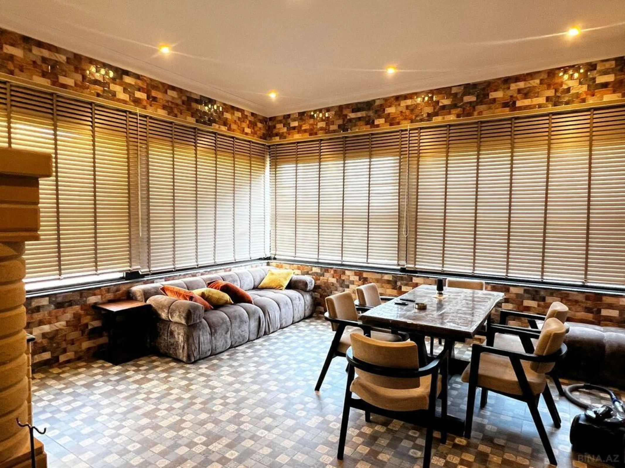 Satılır 8 otaqlı mənzil 533 m²