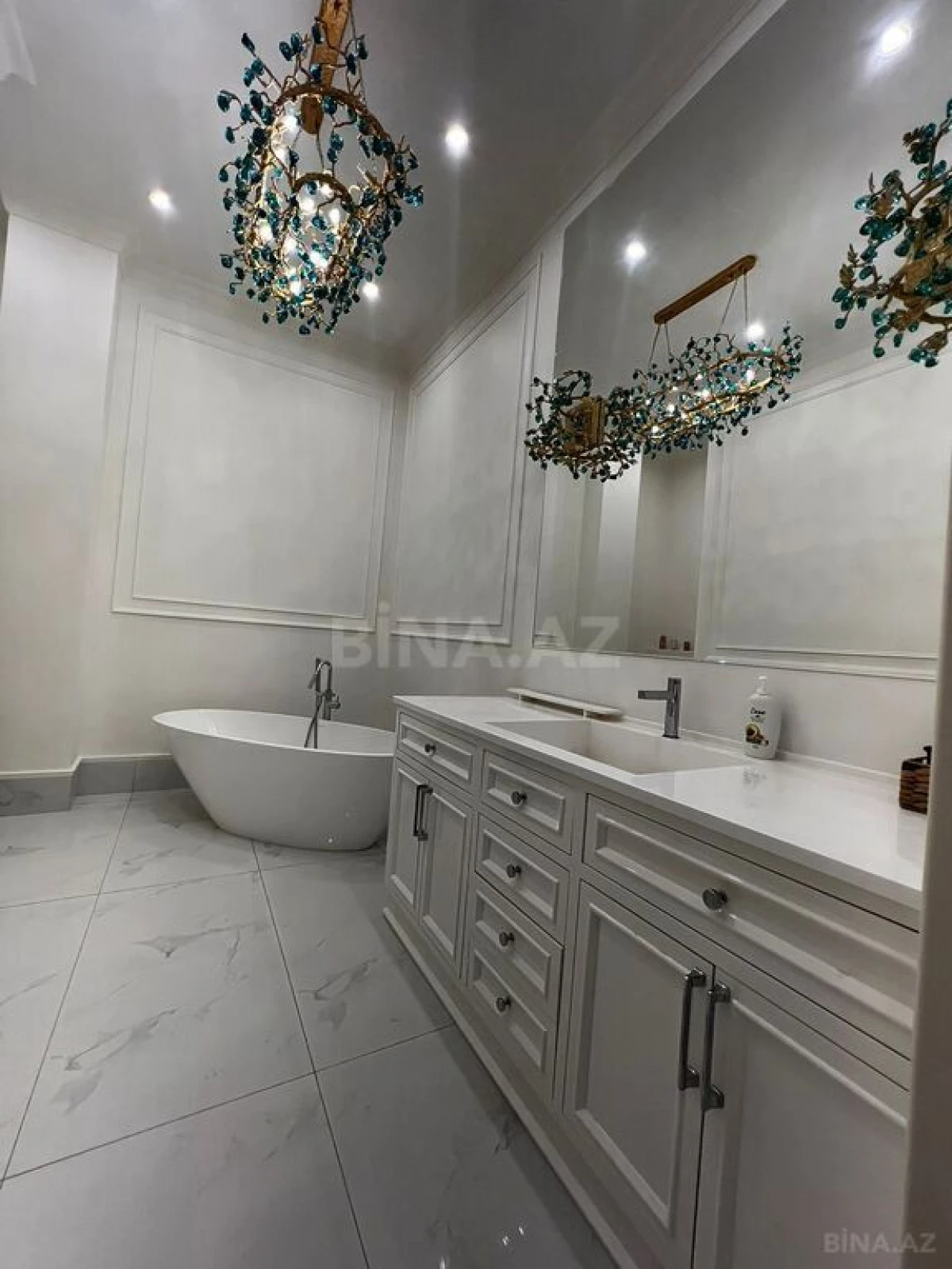 Satılır 8 otaqlı mənzil 533 m²