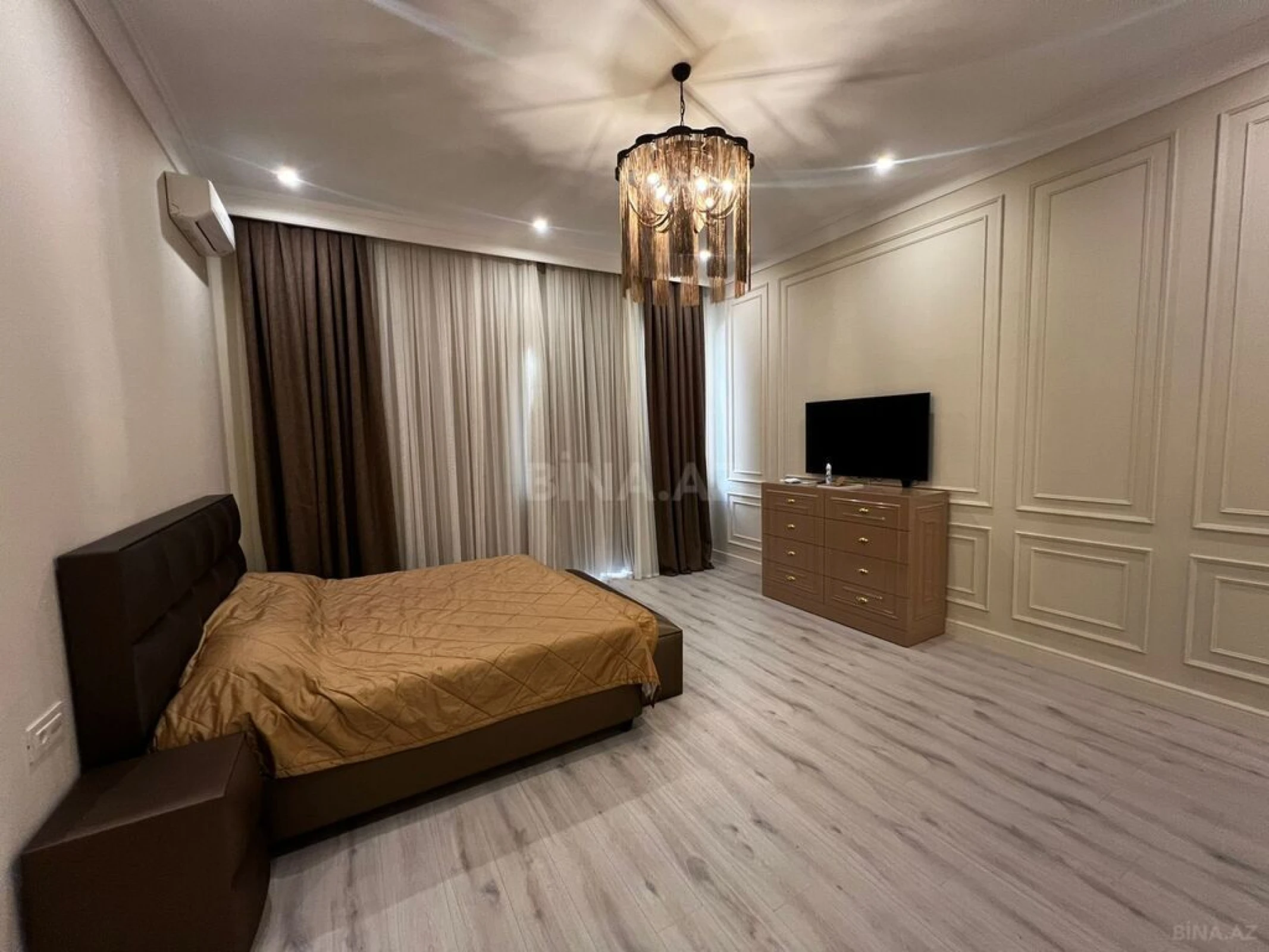 Satılır 8 otaqlı mənzil 533 m²