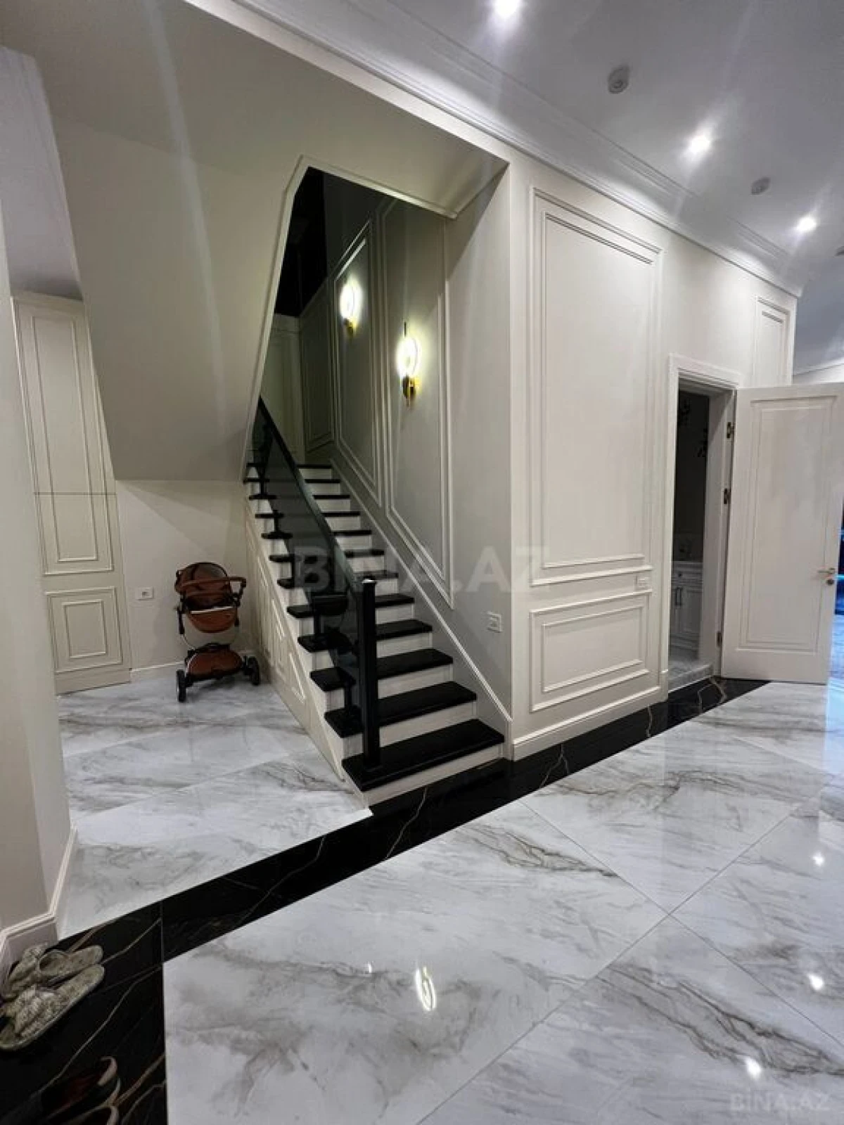 Satılır 8 otaqlı mənzil 533 m²