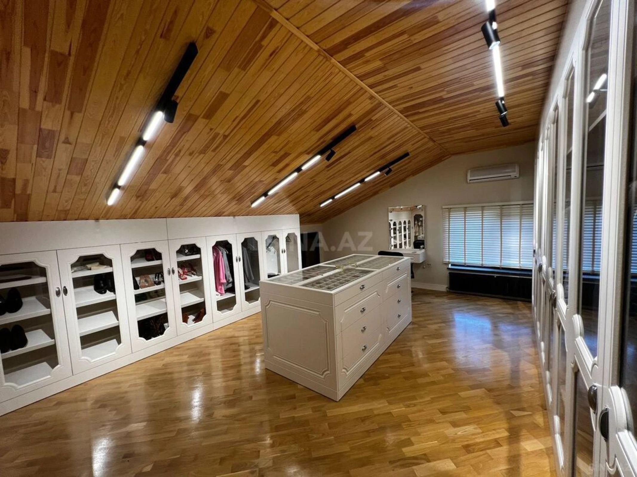 Satılır 8 otaqlı mənzil 533 m²