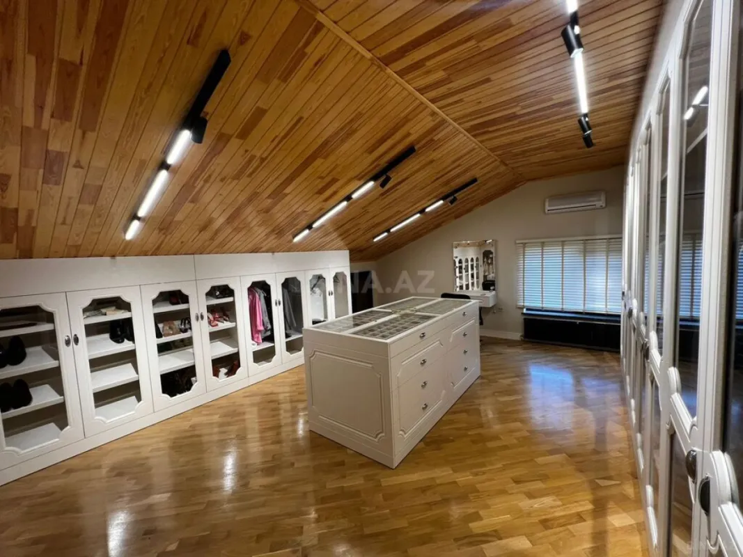 Satılır 8 otaqlı mənzil 533 m²