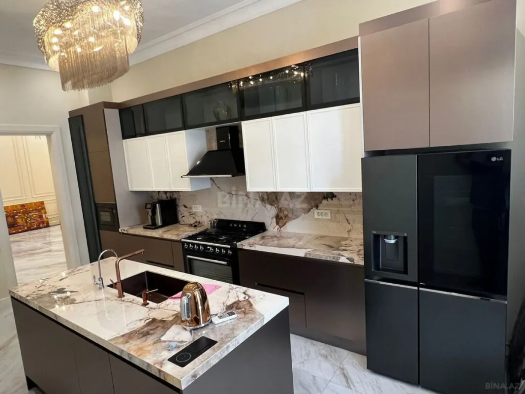 Satılır 8 otaqlı mənzil 533 m²