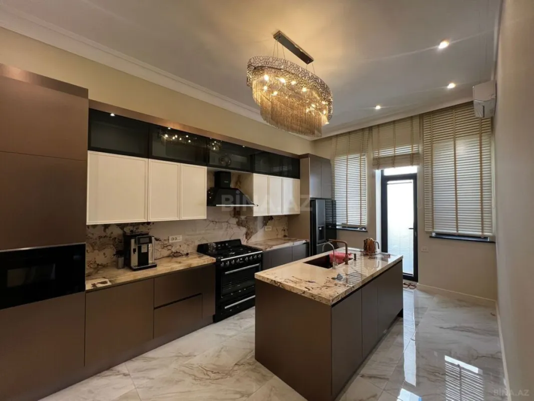 Satılır 8 otaqlı mənzil 533 m²