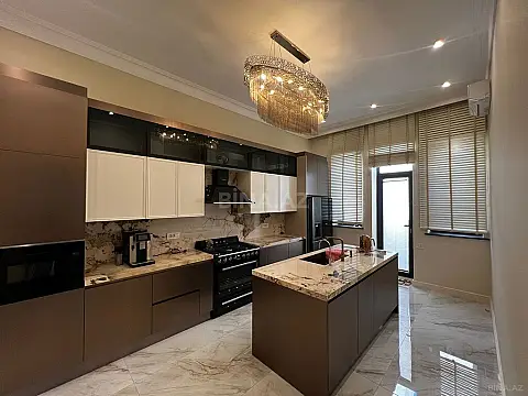 Satılır 8 otaqlı mənzil 533 m²