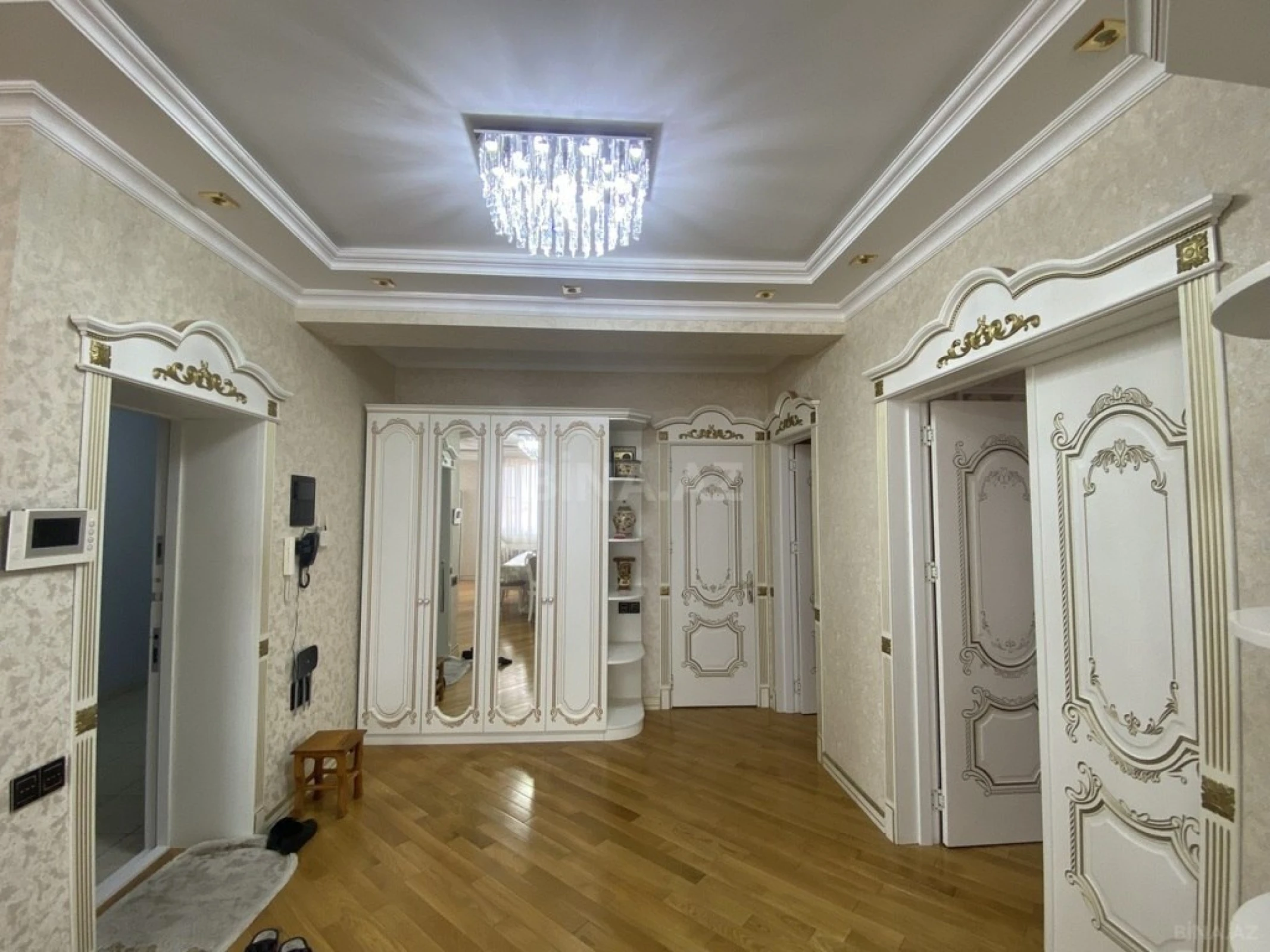 Satılır 3 otaqlı mənzil 160 m²