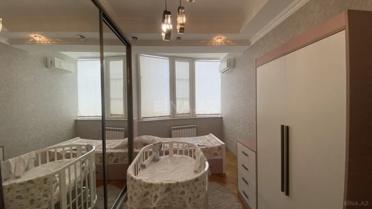 Satılır 4 otaqlı mənzil 195 m²