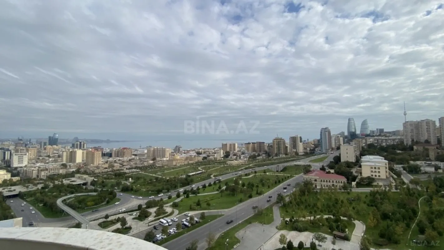 Satılır 4 otaqlı mənzil 195 m²