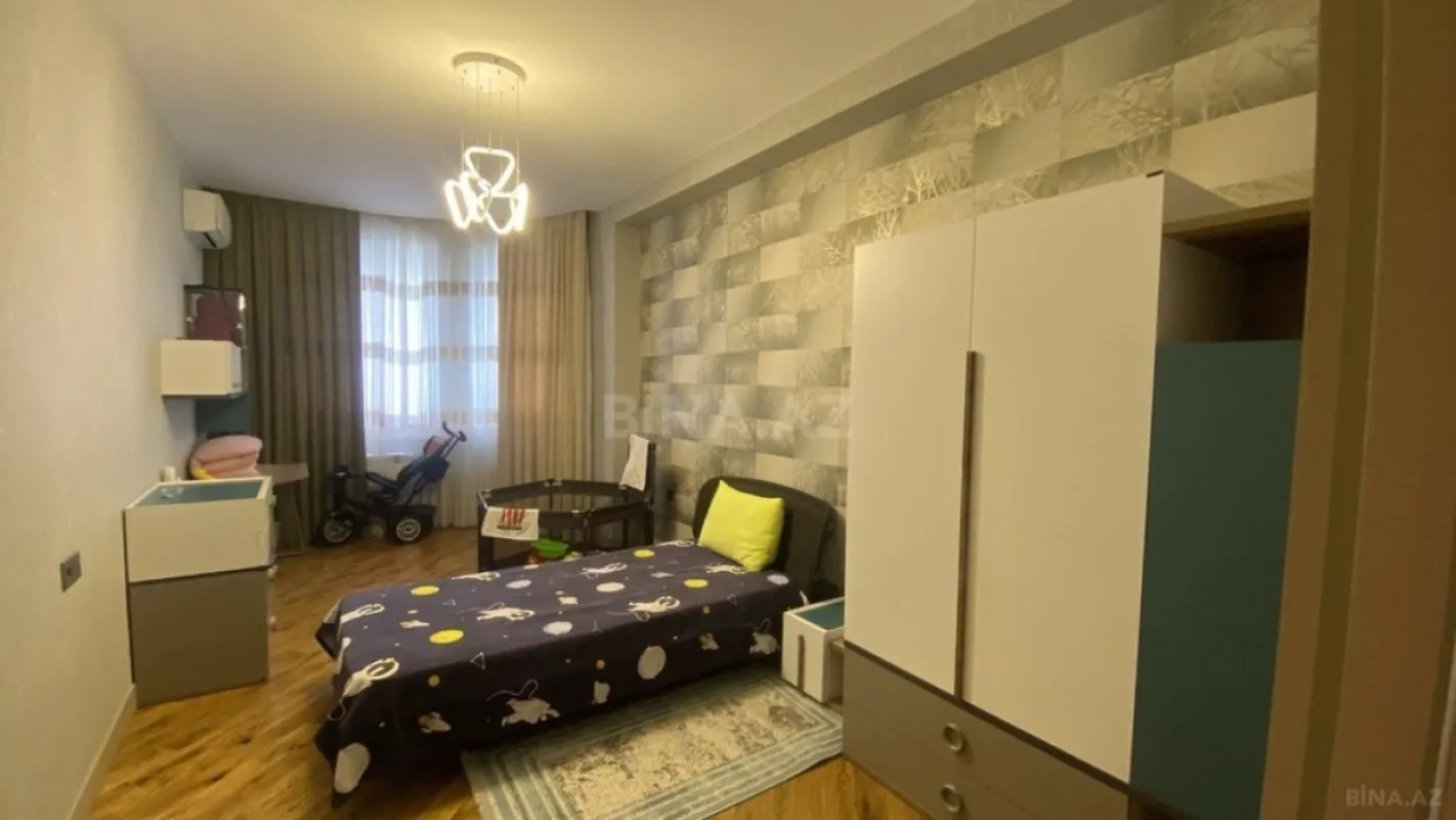 Satılır 4 otaqlı mənzil 195 m²