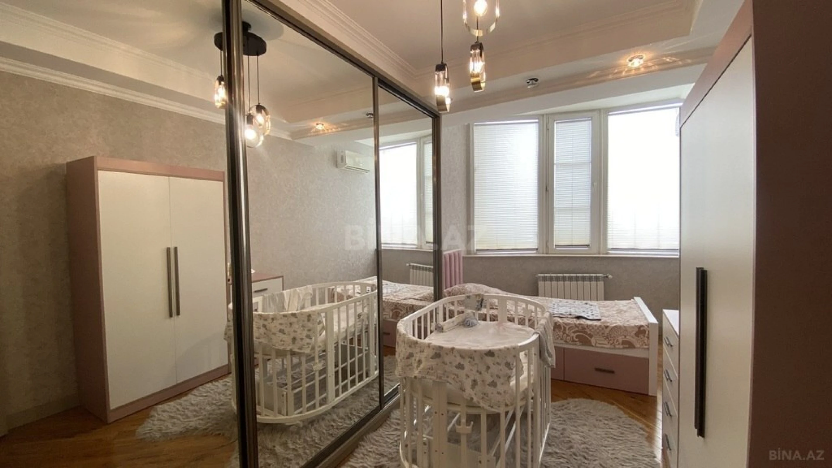 Satılır 4 otaqlı mənzil 195 m²