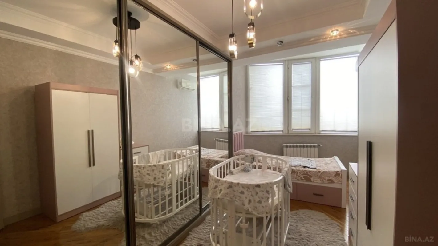 Satılır 4 otaqlı mənzil 195 m²