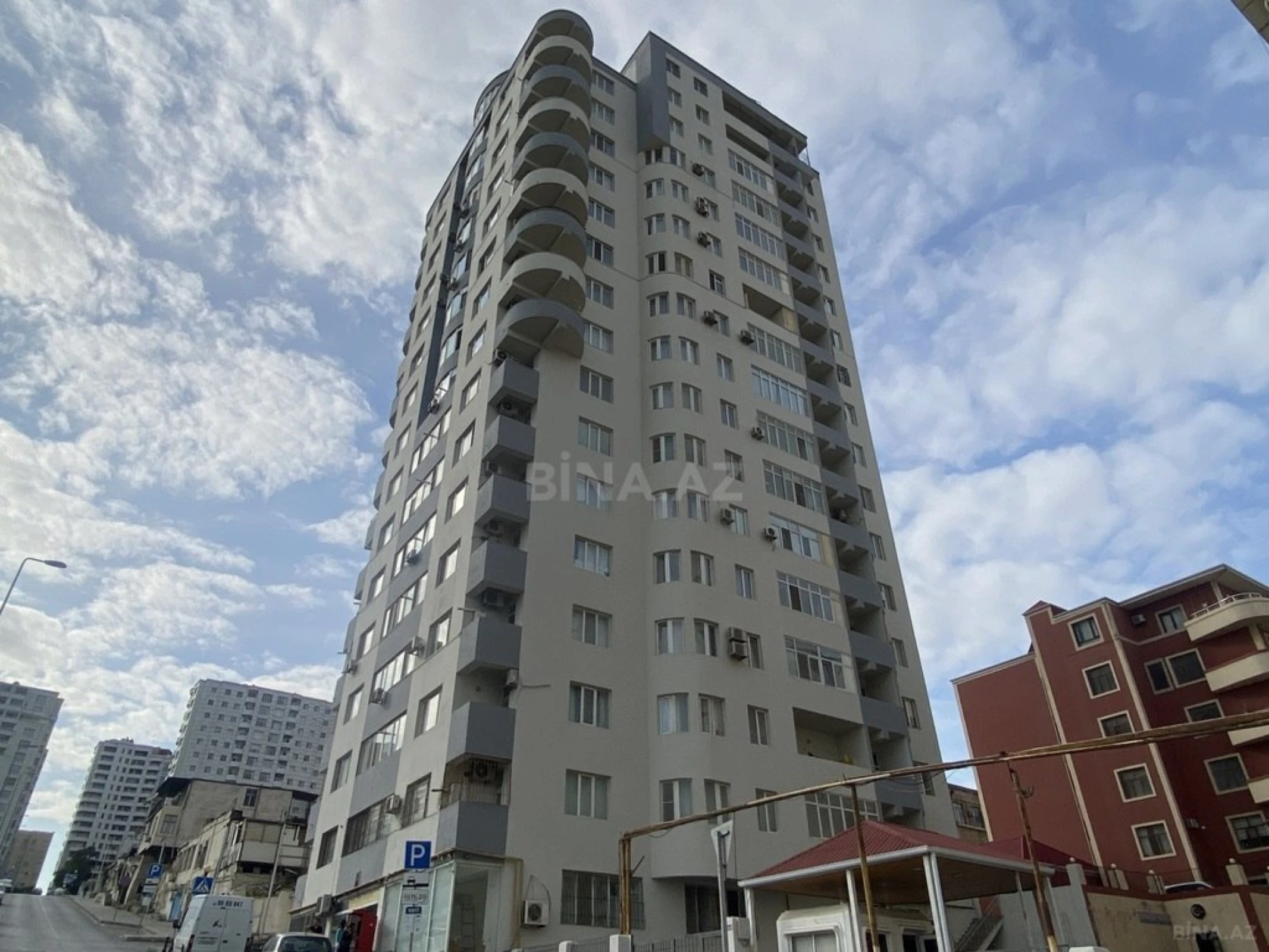 Satılır 4 otaqlı mənzil 195 m²