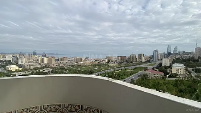 Satılır 4 otaqlı mənzil 195 m²