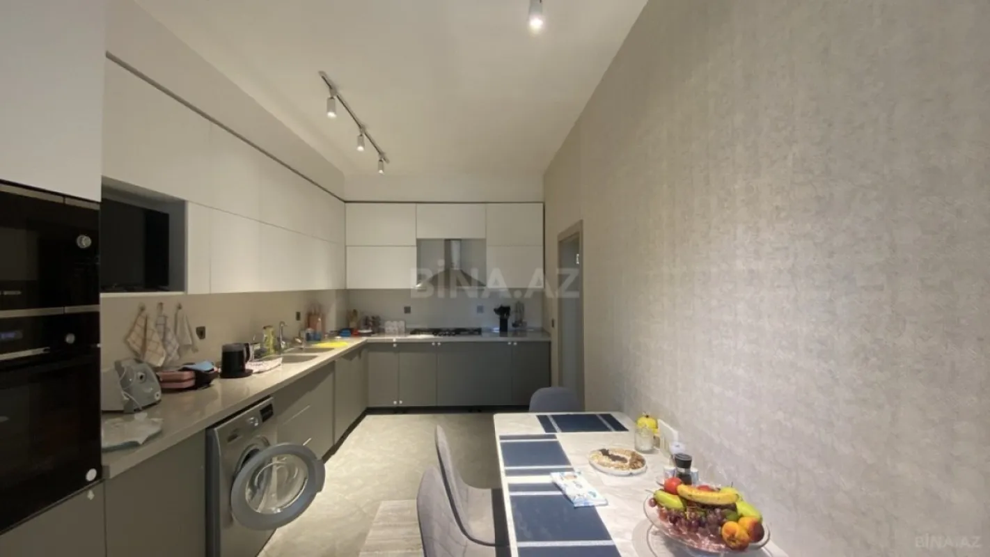 Satılır 4 otaqlı mənzil 195 m²