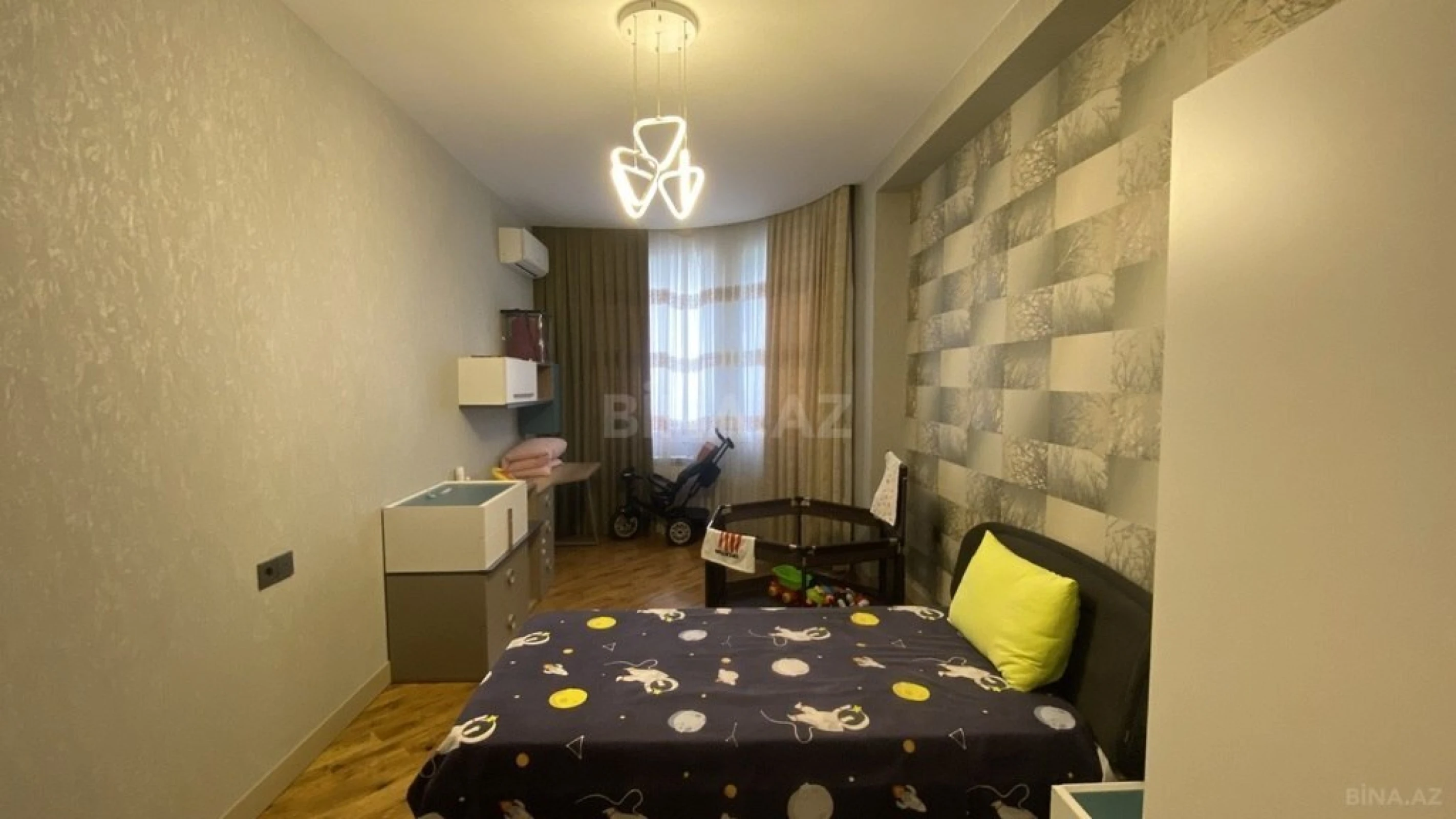 Satılır 4 otaqlı mənzil 195 m²