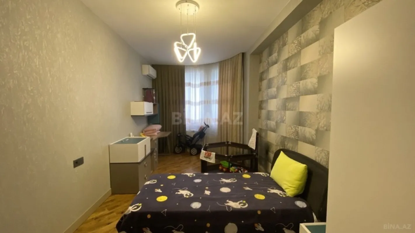 Satılır 4 otaqlı mənzil 195 m²