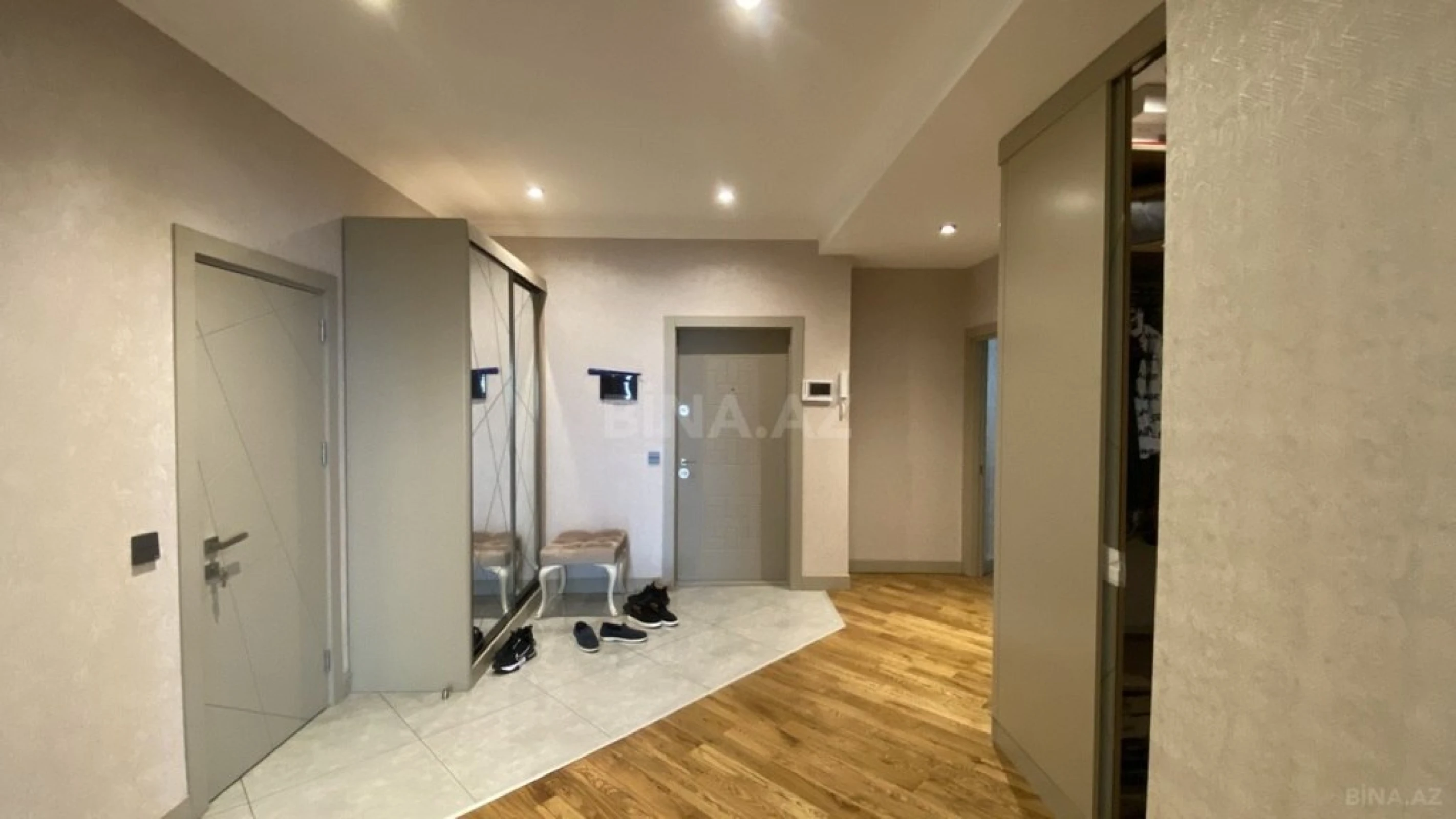 Satılır 4 otaqlı mənzil 195 m²