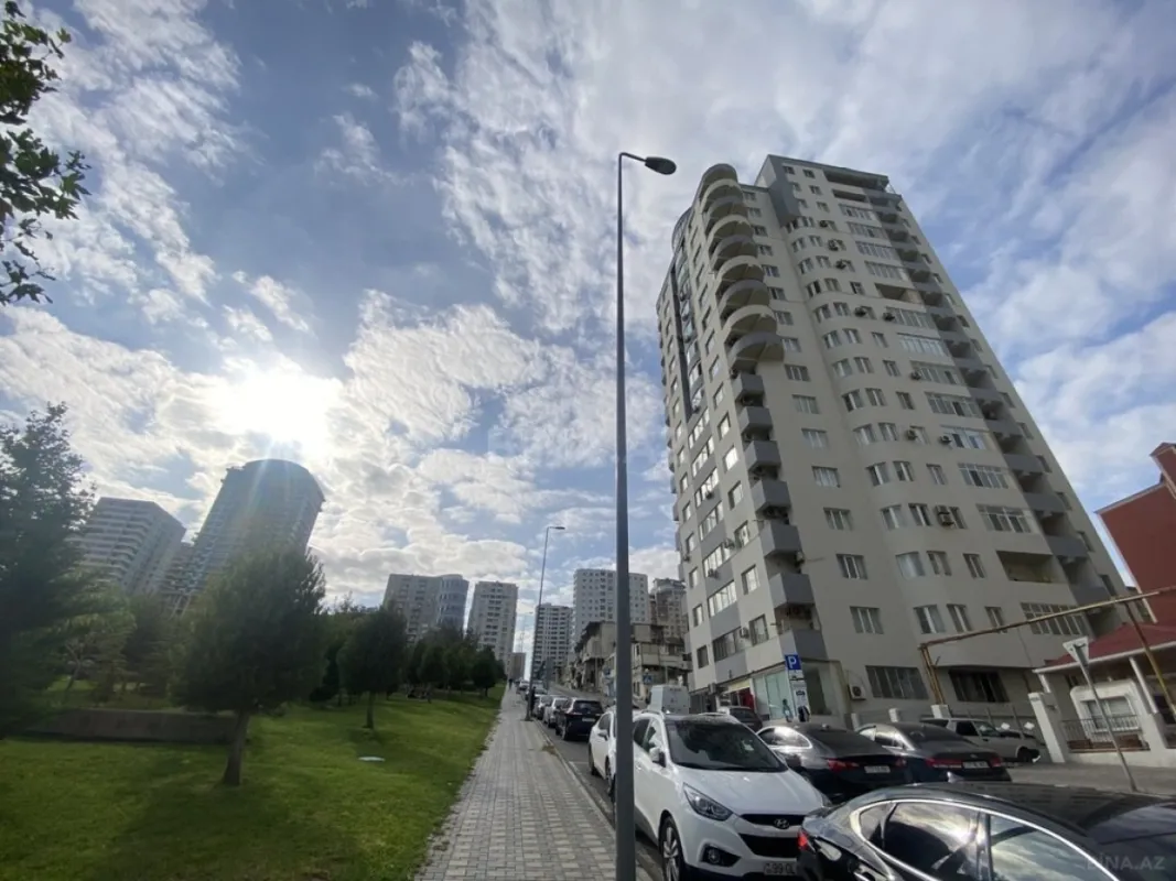 Satılır 4 otaqlı mənzil 195 m²
