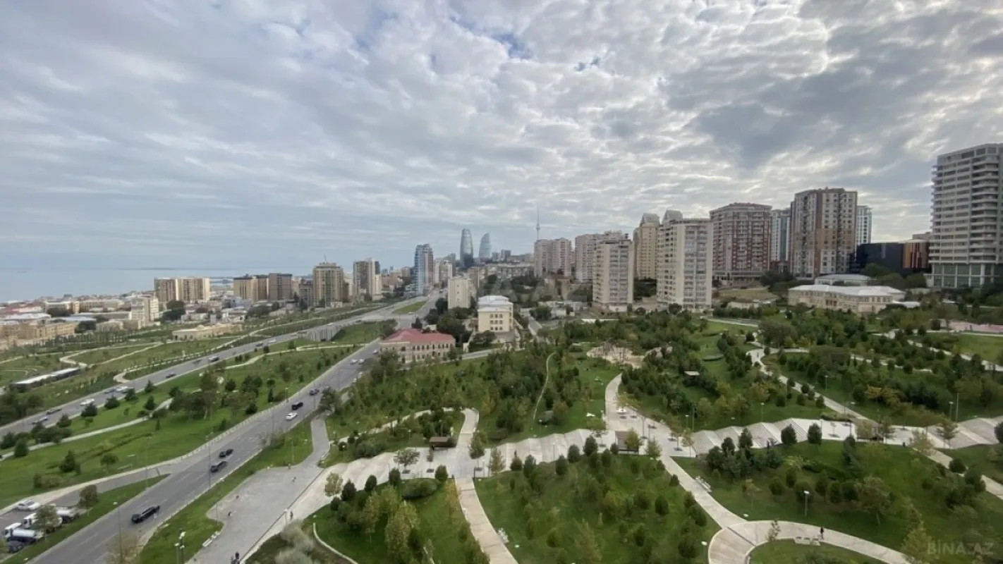 Satılır 4 otaqlı mənzil 195 m²