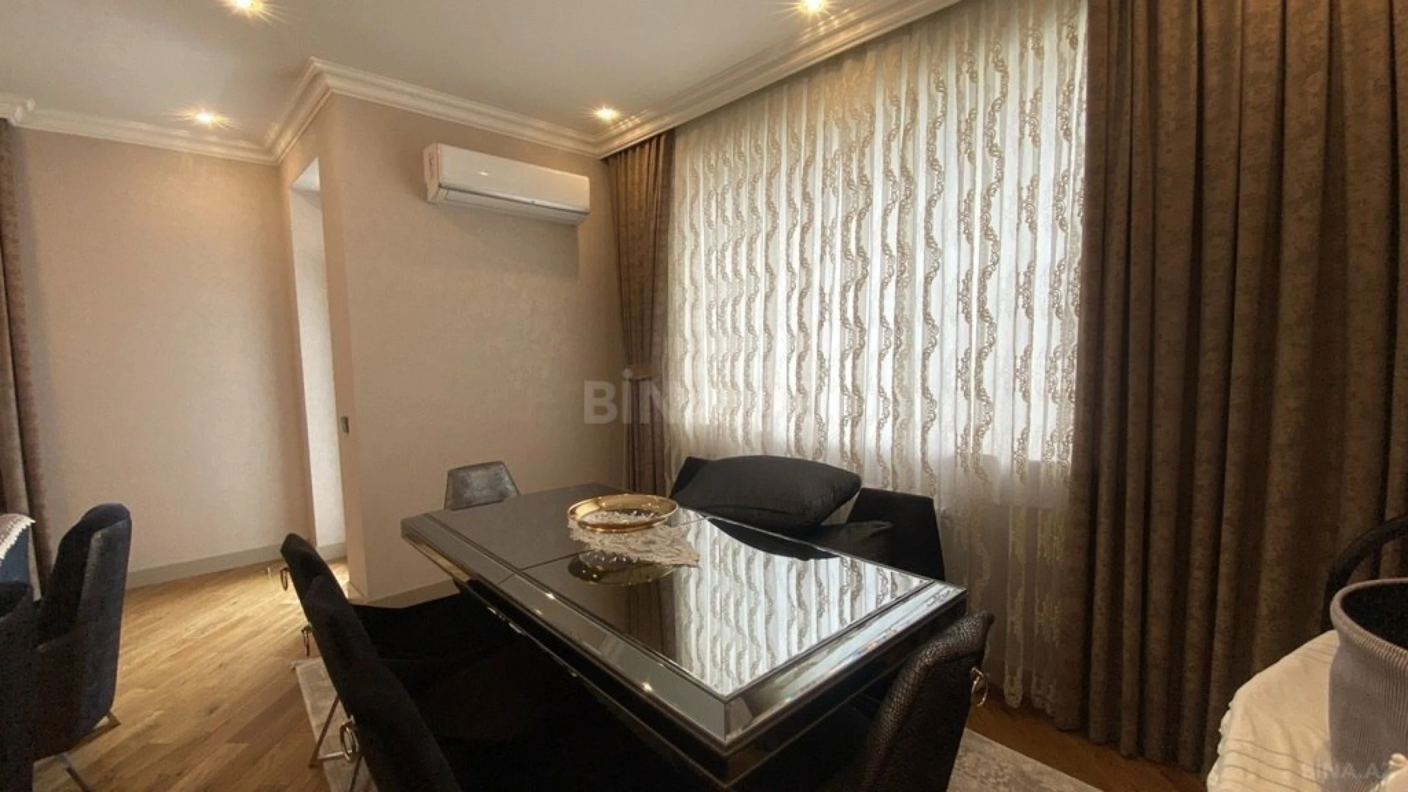 Satılır 4 otaqlı mənzil 195 m²
