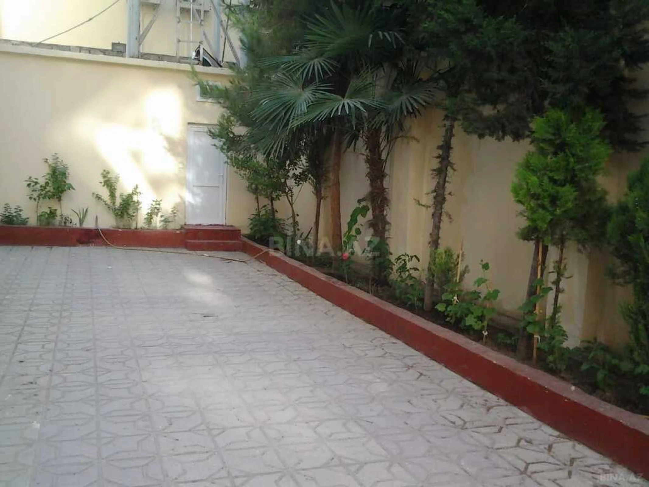 Satılır 10 otaqlı həyət evi 750 m²