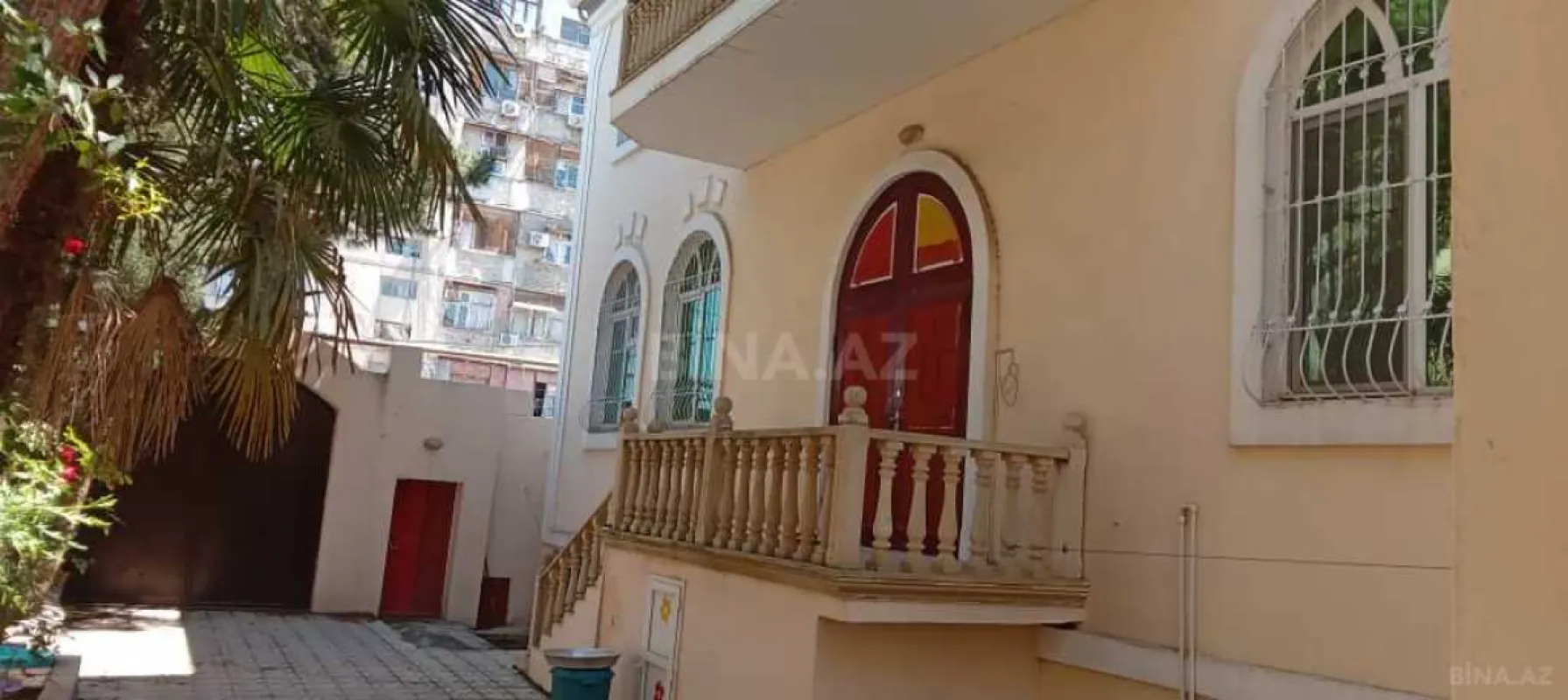 Satılır 10 otaqlı həyət evi 750 m²