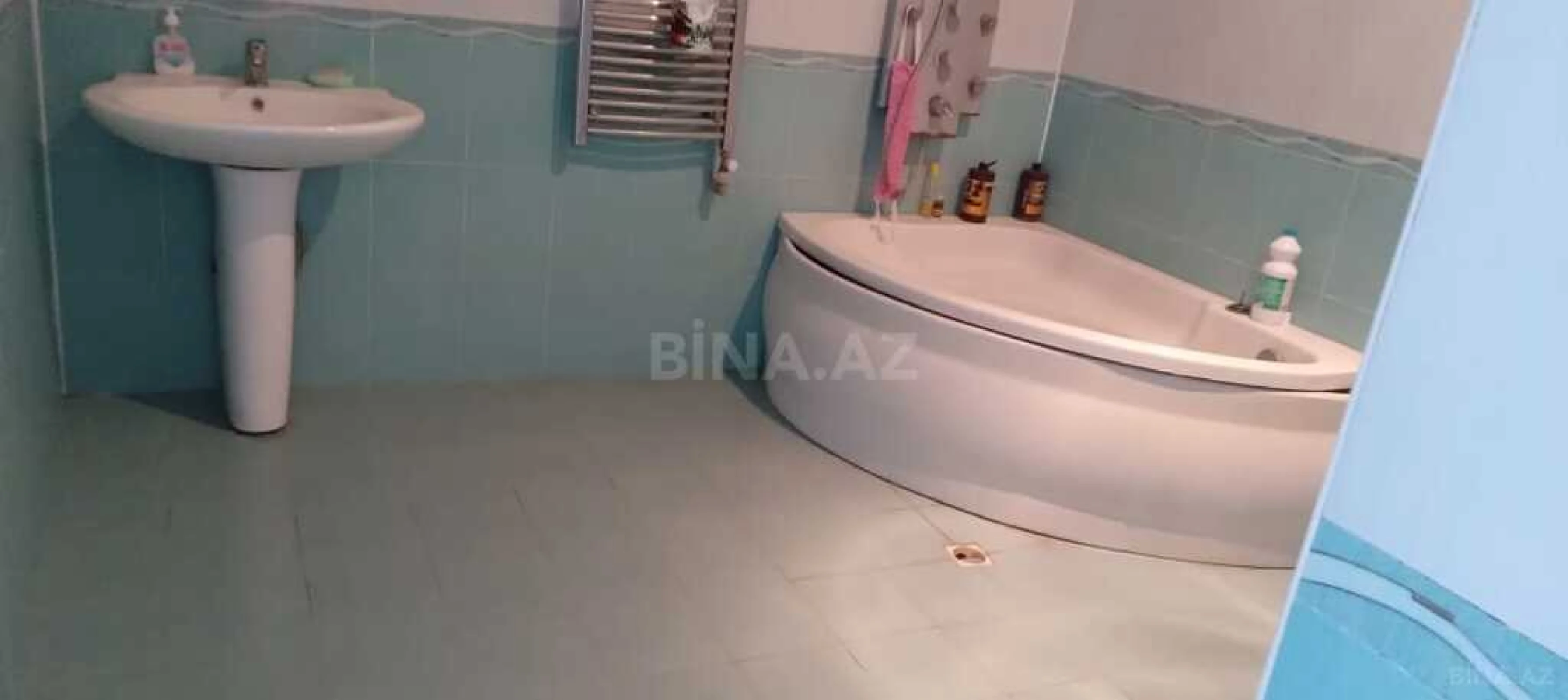 Satılır 10 otaqlı həyət evi 750 m²