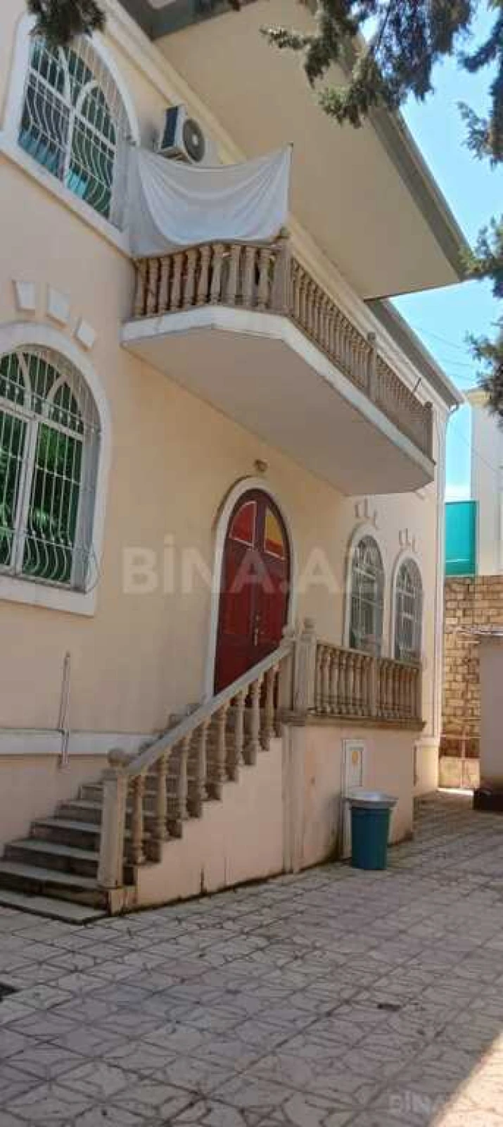 Satılır 10 otaqlı həyət evi 750 m²