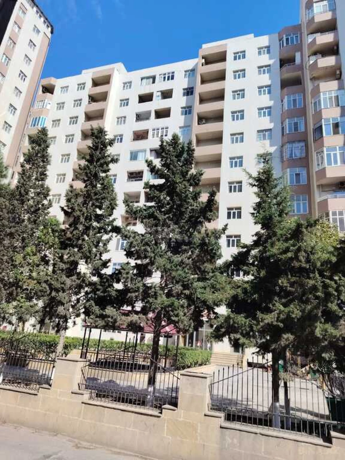 Satılır 3 otaqlı mənzil 126 m²