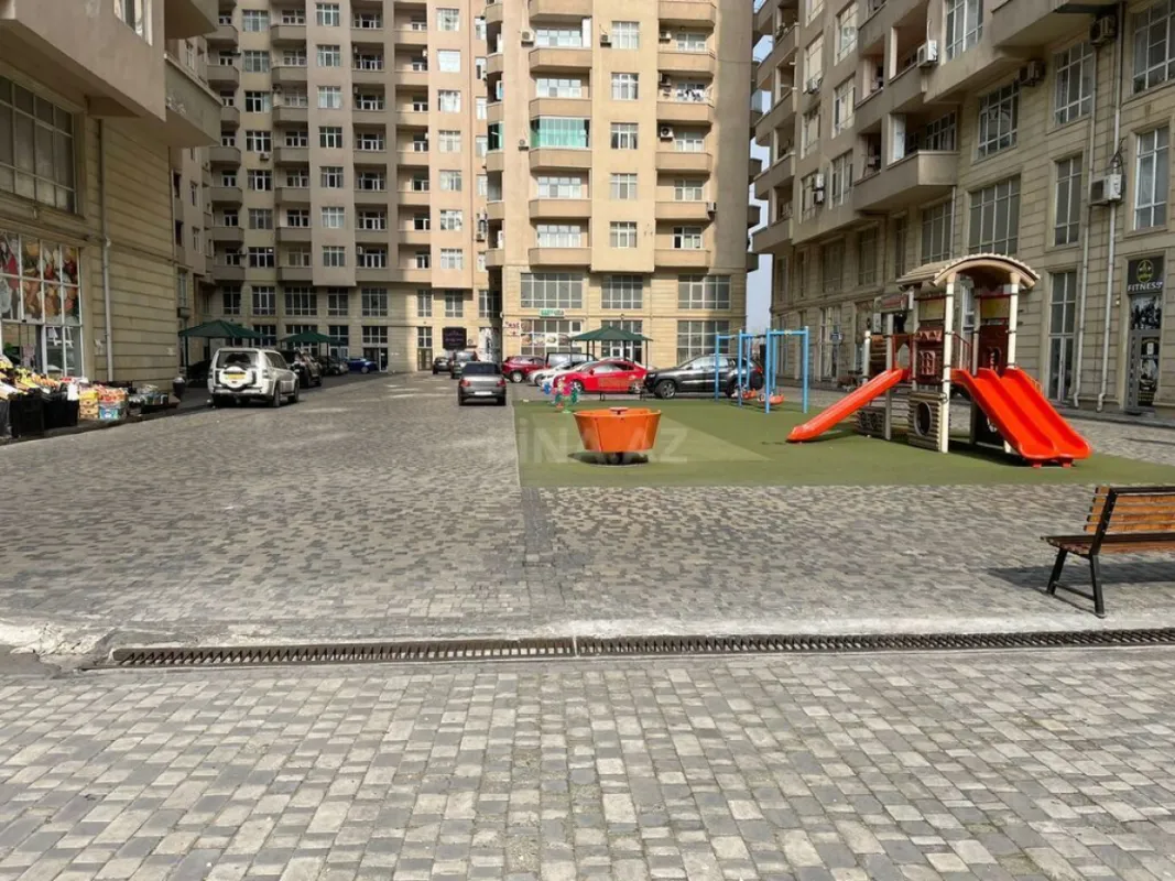 Satılır 6 otaqlı mənzil 300 m²