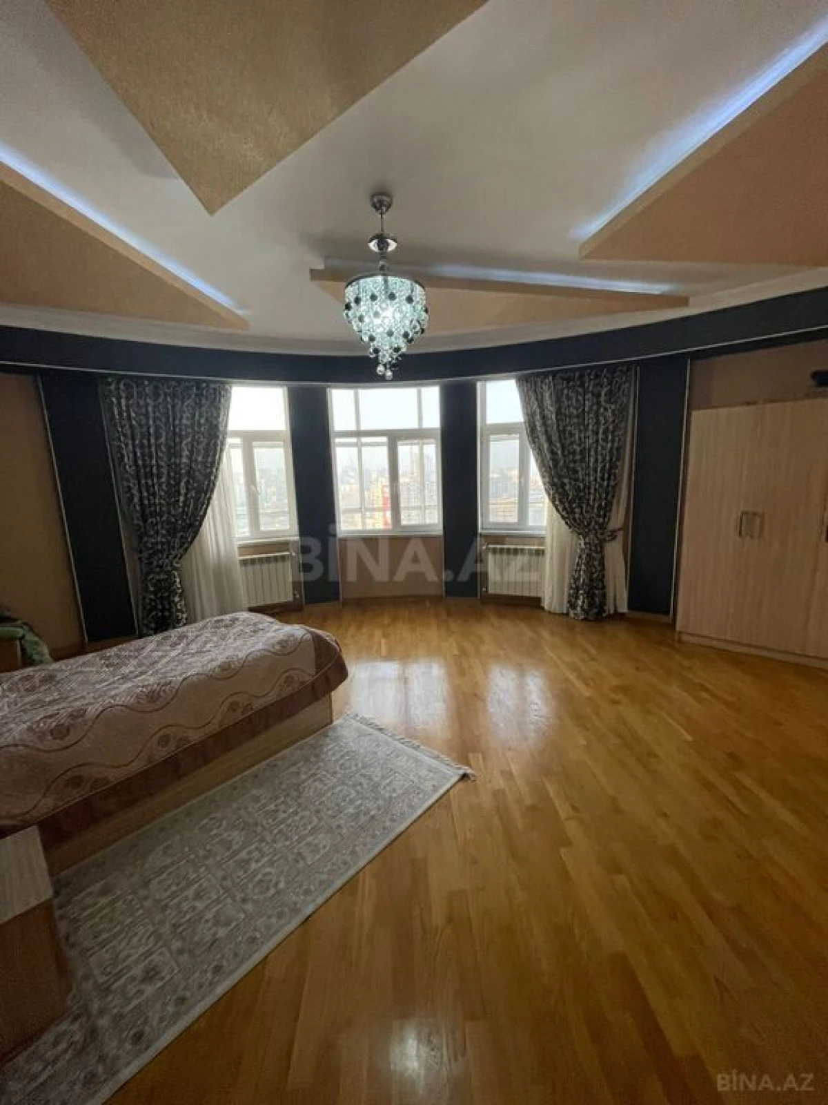 Satılır 6 otaqlı mənzil 300 m²