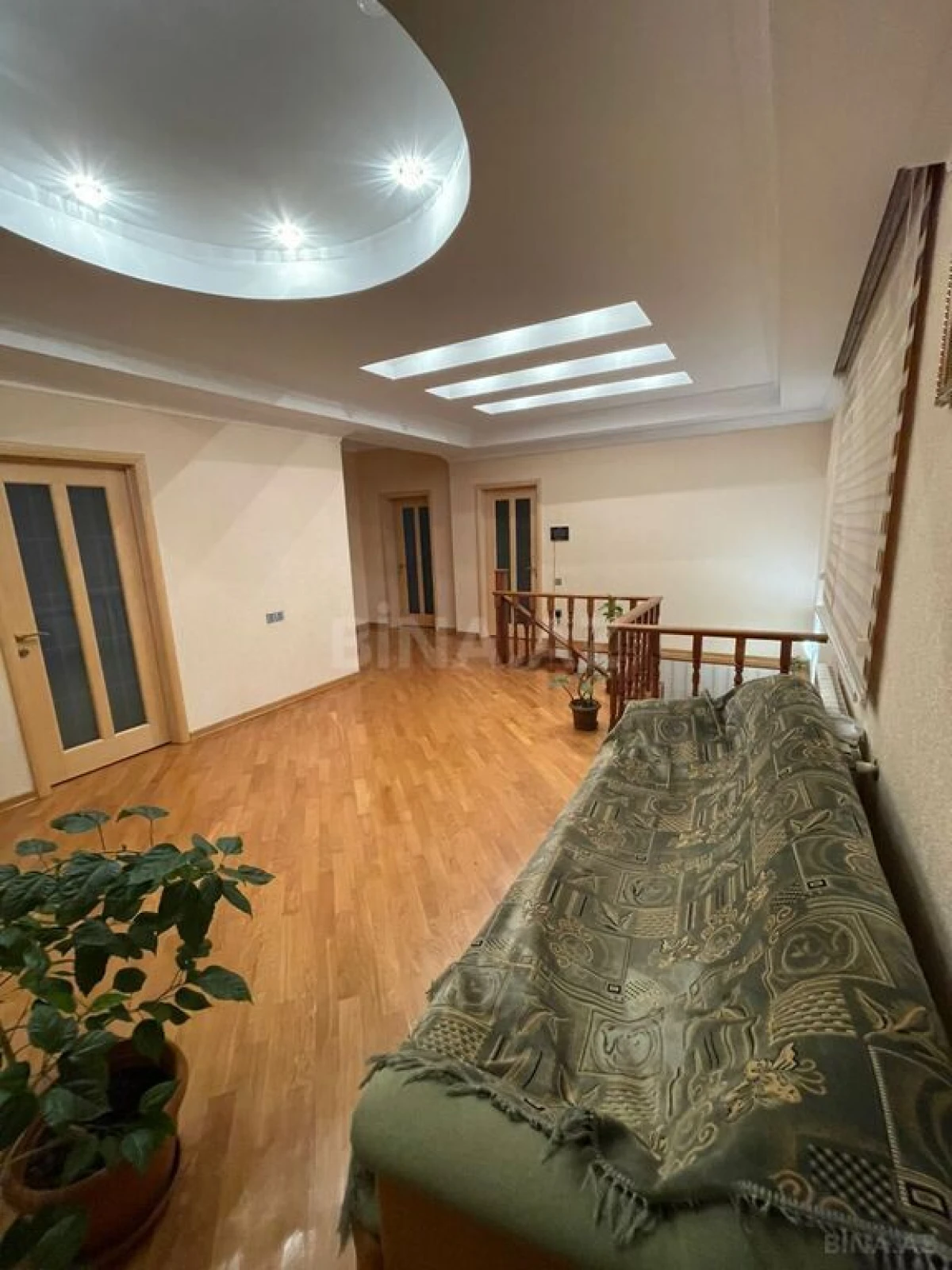 Satılır 6 otaqlı mənzil 300 m²