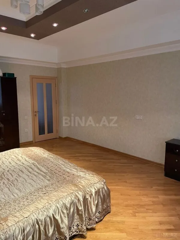 Satılır 6 otaqlı mənzil 300 m²