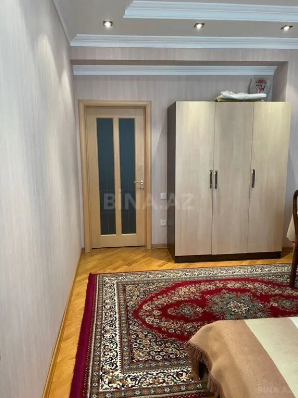 Satılır 6 otaqlı mənzil 300 m²