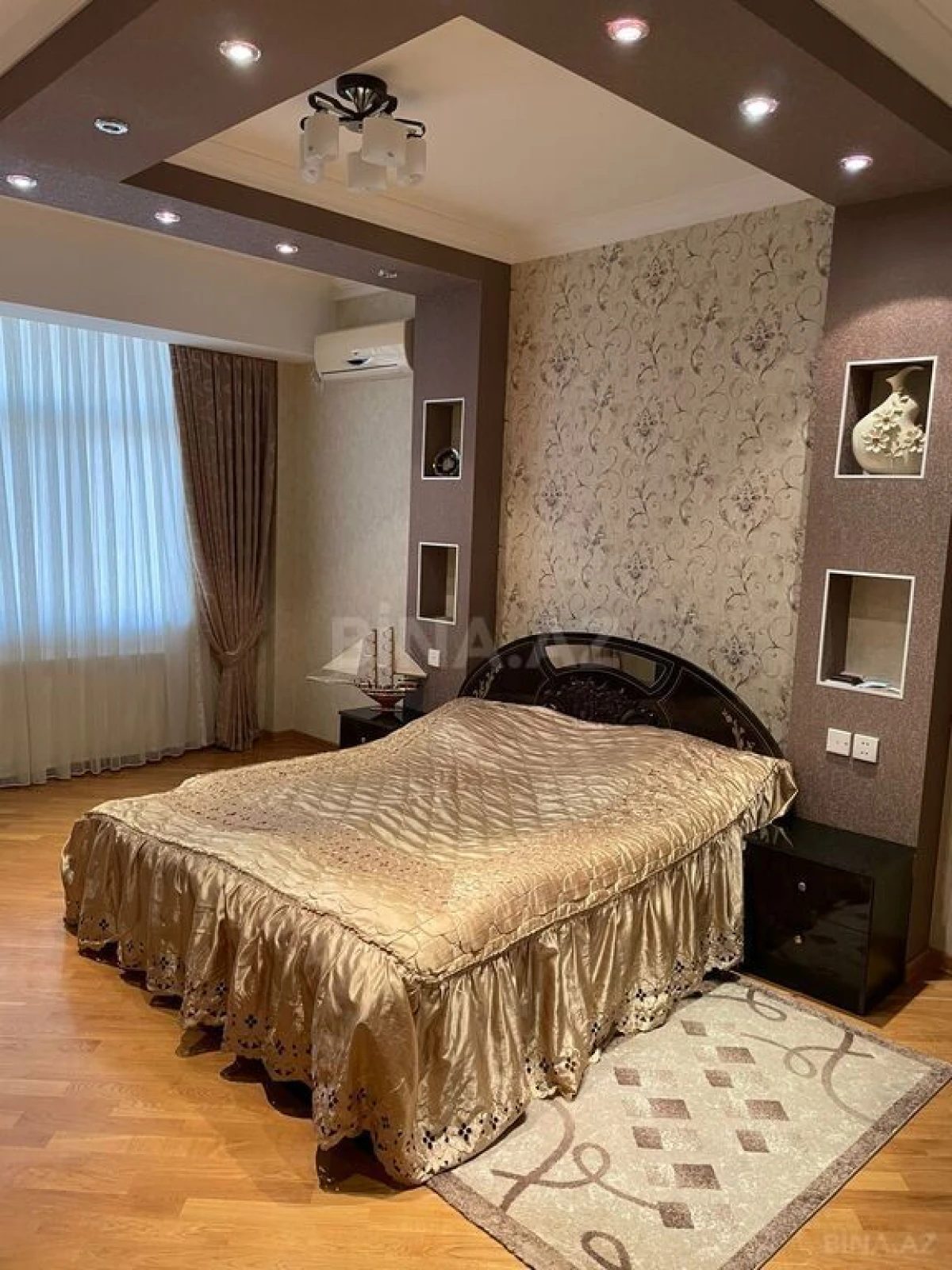 Satılır 6 otaqlı mənzil 300 m²