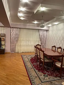 Satılır 6 otaqlı mənzil 300 m²