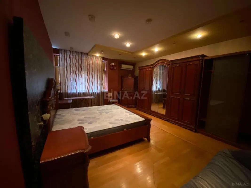 Satılır 4 otaqlı mənzil 220 m²