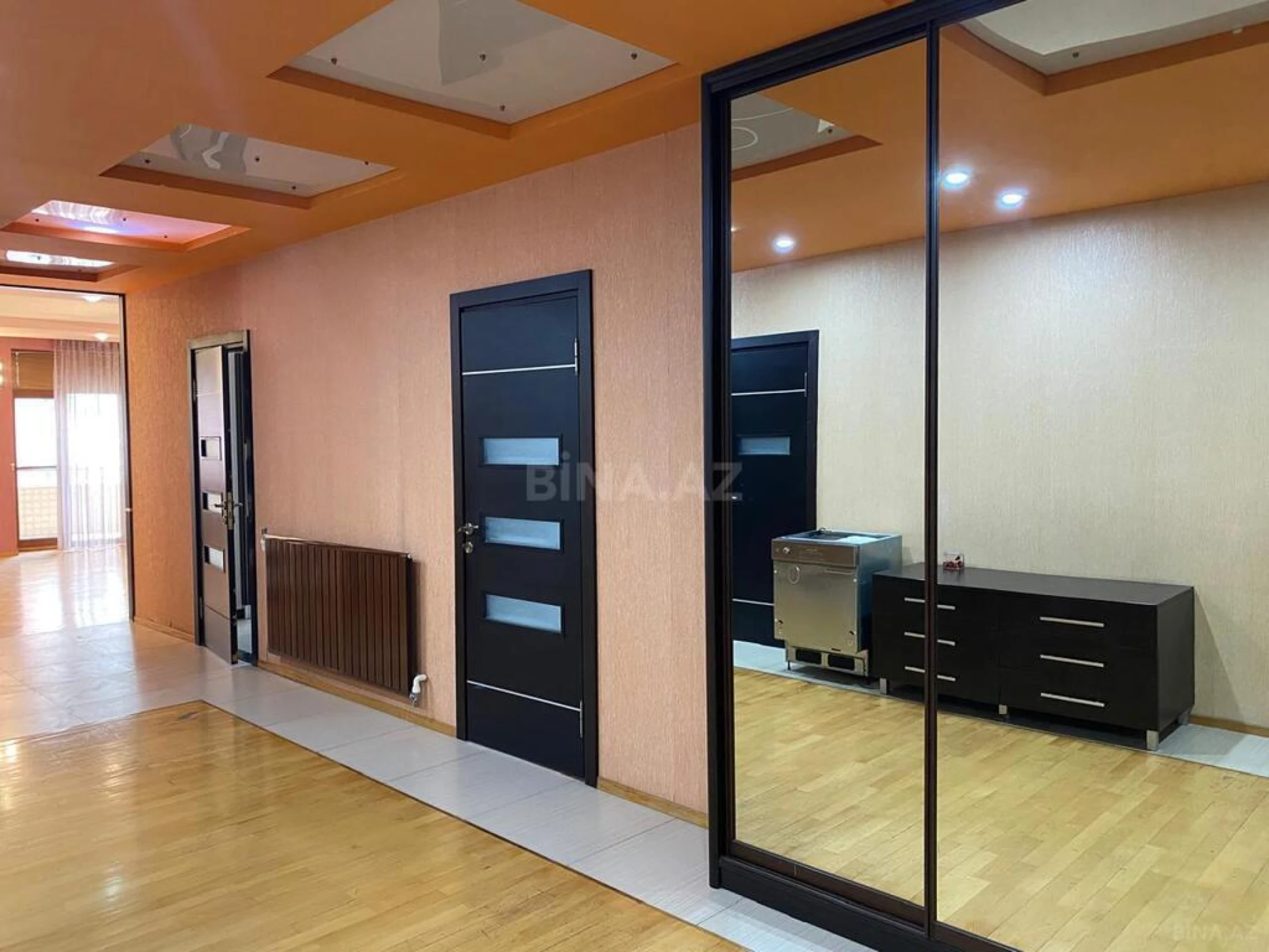 Satılır 4 otaqlı mənzil 220 m²