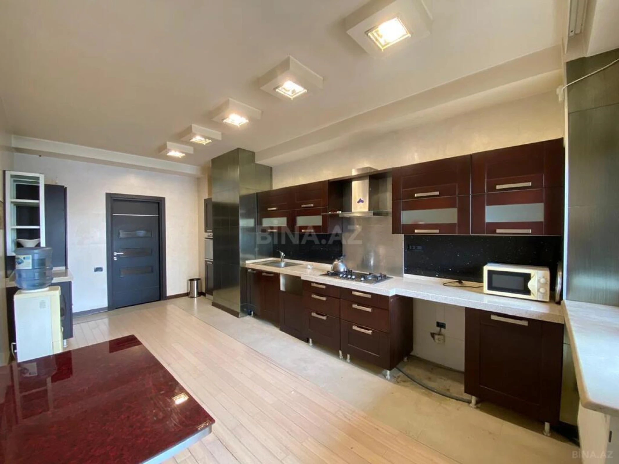 Satılır 4 otaqlı mənzil 220 m²