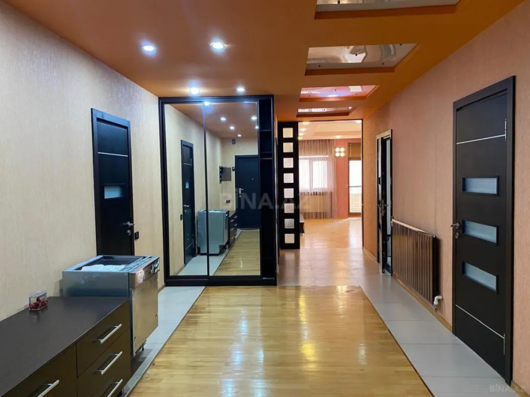 Satılır 4 otaqlı mənzil 220 m²