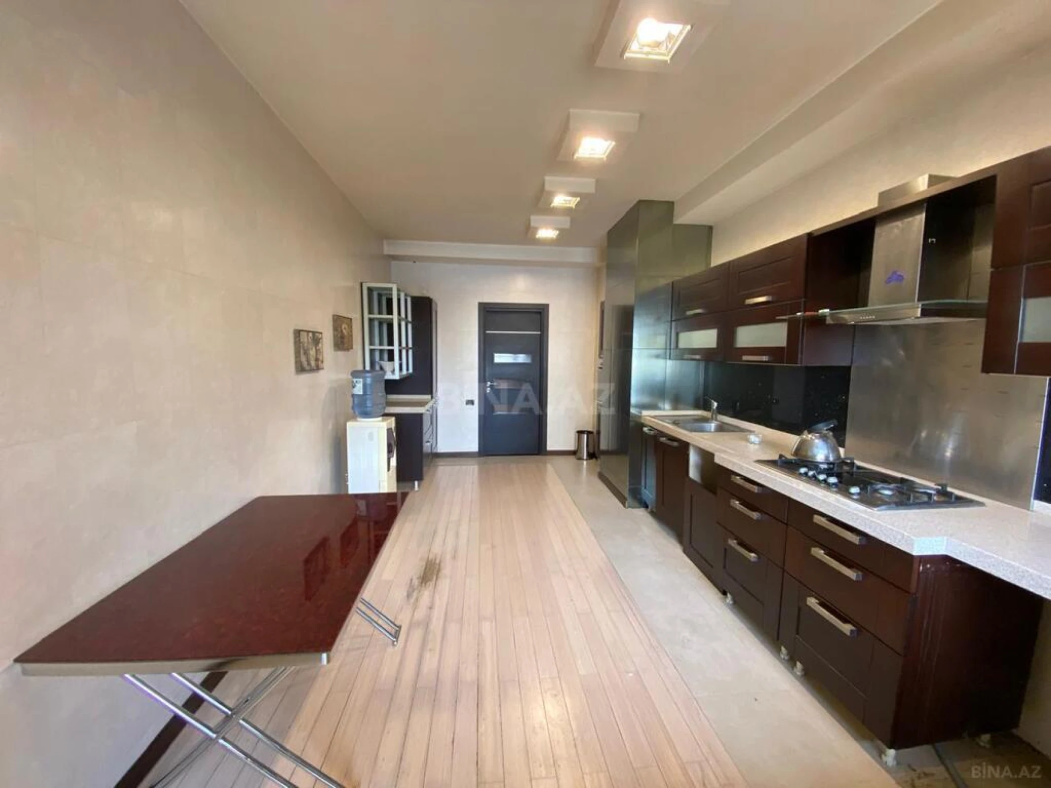 Satılır 4 otaqlı mənzil 220 m²