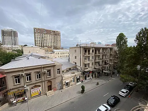 Satılır 4 otaqlı mənzil 220 m²